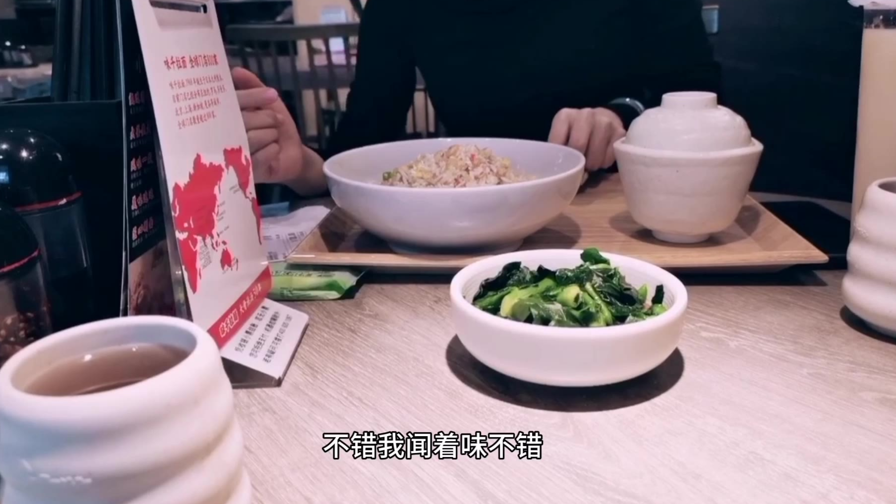 霸气女孩跟闺蜜去吃饭,吃相不忍直视,实力单身,开心就好!